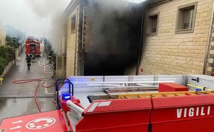 l incendio (foto andrea sanna)