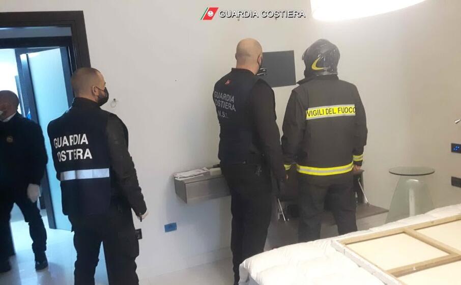 le perquisizioni (foto guardia costiera)
