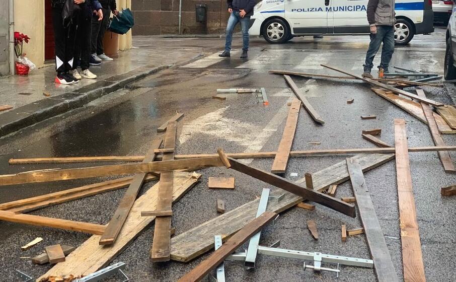 le travi di legno cadute in strada (foto tellini)