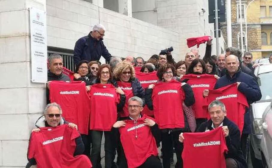 una manifestazione degli ex dipendenti aras (ansa)