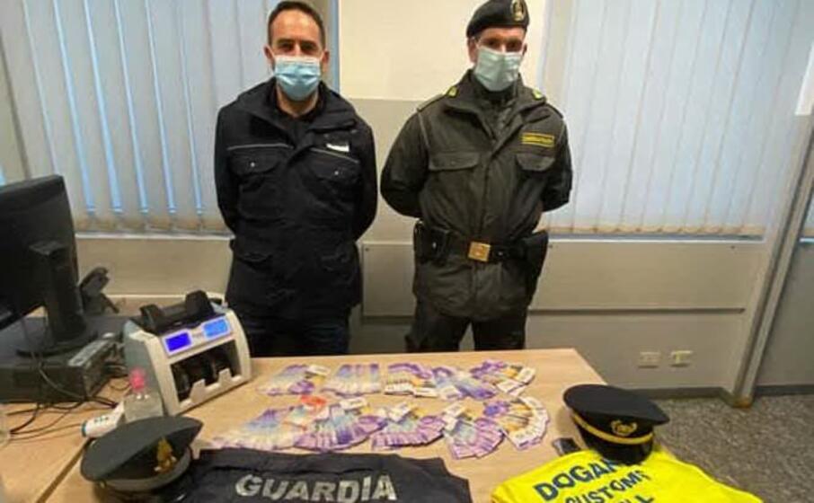 i soldi sequestrati (foto adm)