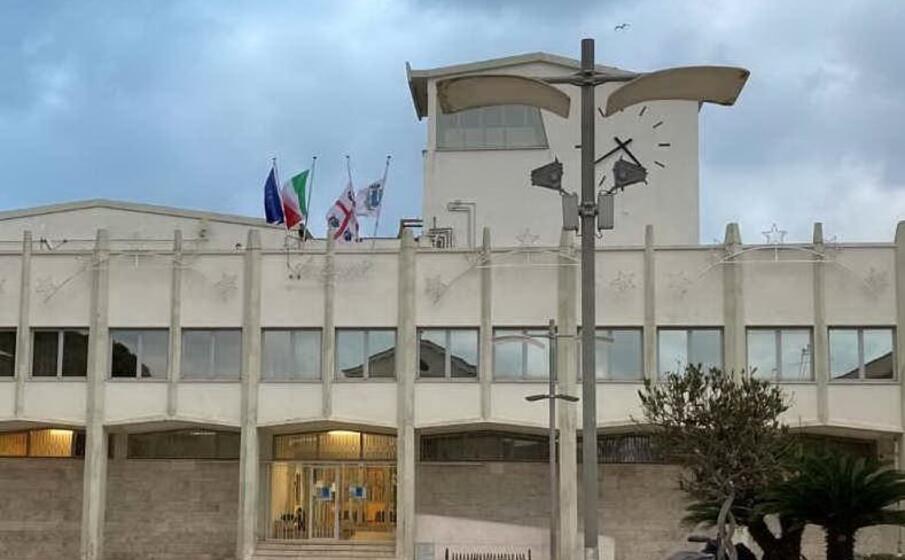 il municipio di porto torres (foto l unione sarda pala)