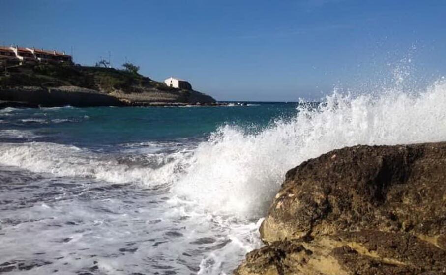 mare in tempesta a porto torres (foto m pala)