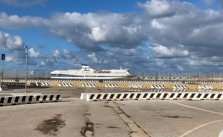 una nave tirrenia a porto torres (l unione sarda pala)