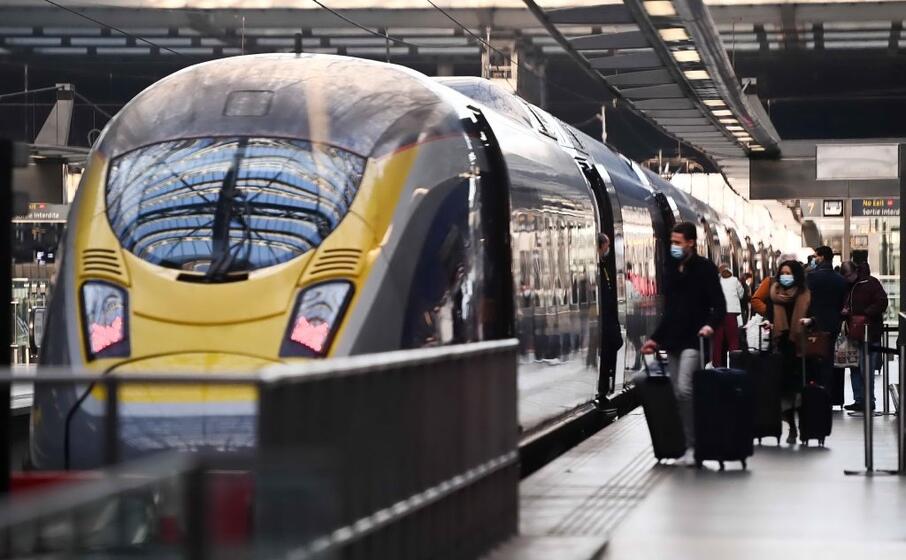 viaggiatori a londra (ansa)
