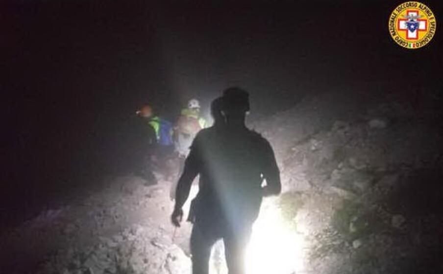 i soccorritori al lavoro (foto via ansa)