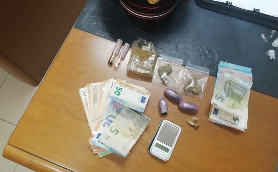 il materiale sequestrato (foto carabinieri)