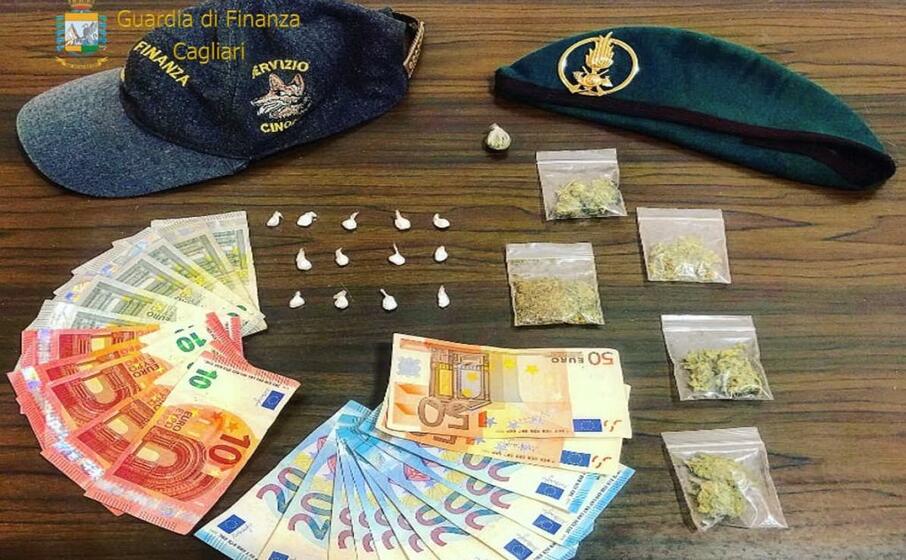 il materiale sequestrato (foto guardia di finanza)