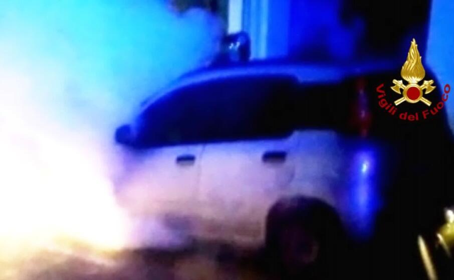 l auto incendiata (foto vigili del fuoco)