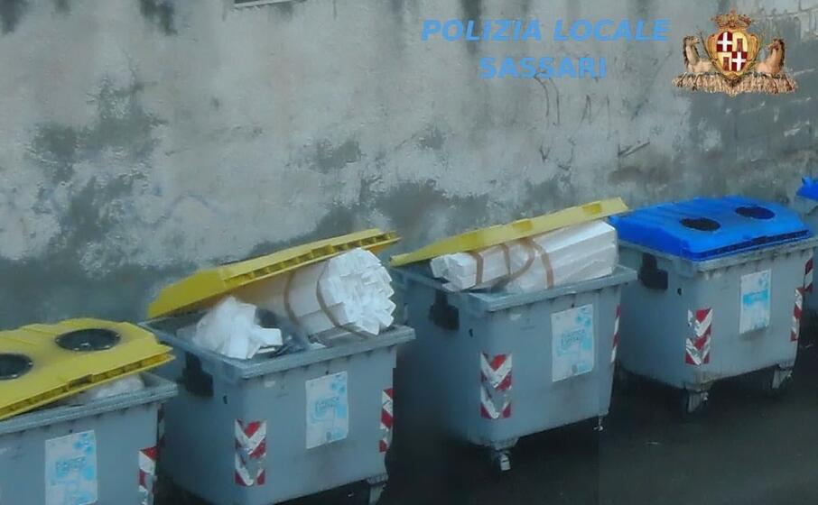 cassonetti stracolmi a causa degli incivili