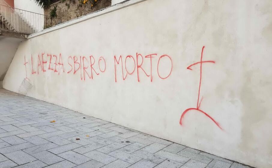 la scritta apparsa sui muri di bolotana (foto oggianu)
