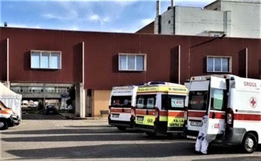 le ambulanze in fila (foto sanna)