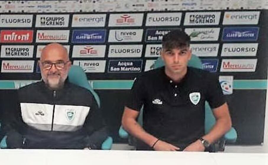 mattia d agostino con max canzi durante la conferenza stampa di presentazione (foto olbia calcio)