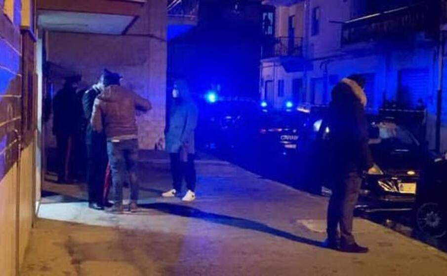 i carabinieri sul luogo del delitto (ansa)