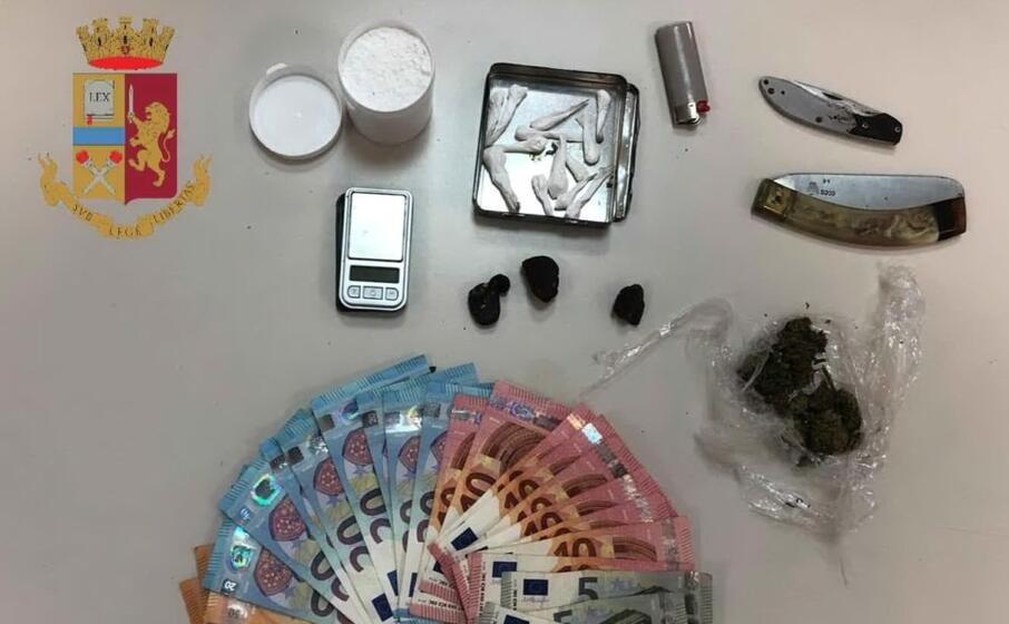 la droga e i soldi sequestrati