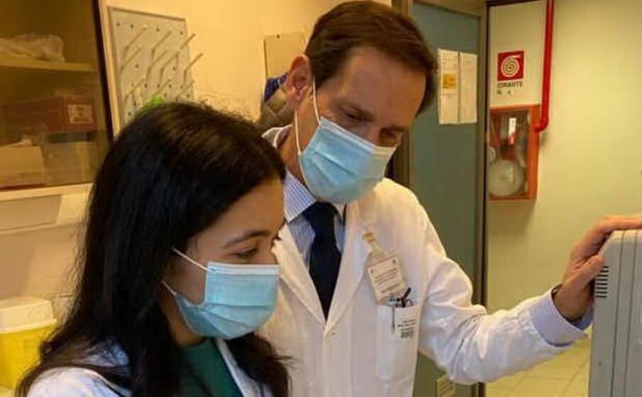il responsabile del laboratorio di igiene andrea piana con una dottoranda