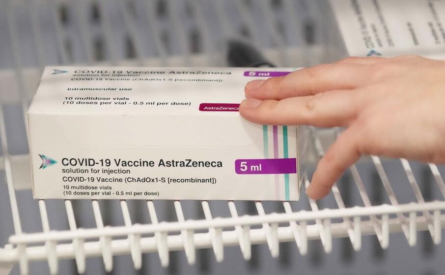 il vaccino astrazeneca (foto ansa epa)