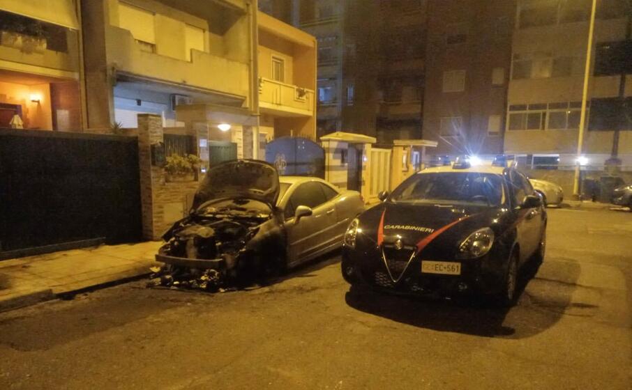 l auto incendiata (foto serreli)