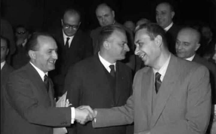 stringe la mano ad aldo moro (archivio l unione sarda)