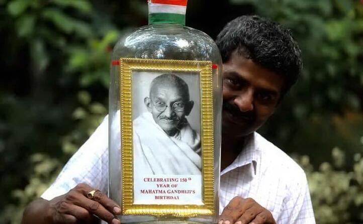 un urna con le ceneri di ghandi (archivio l unione sarda)