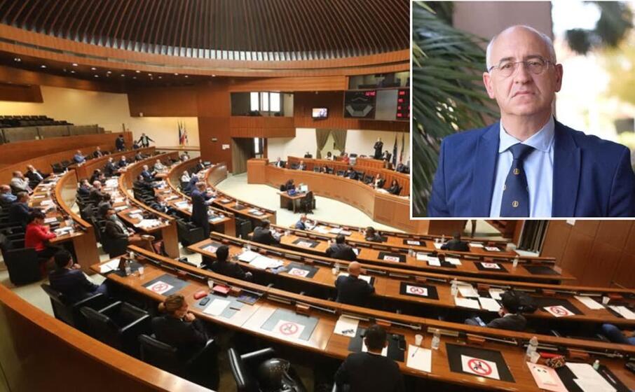 il consiglio regionale e nel riquadro valerio de giorgi (l unione sarda)