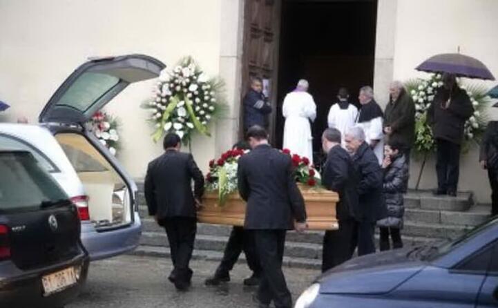 un immagine dei funerali (archivio l unione sarda foto loi)