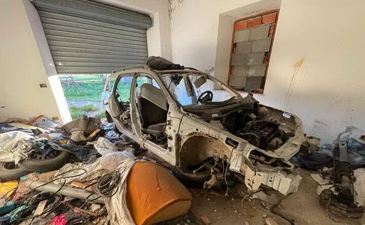 auto completamente smontata