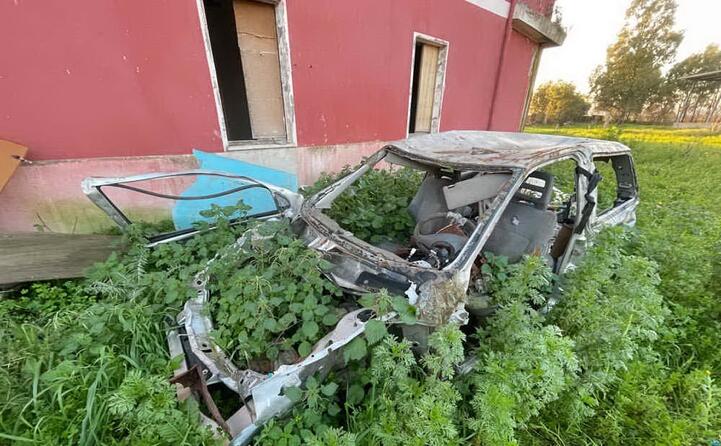 lo scheletro di un auto