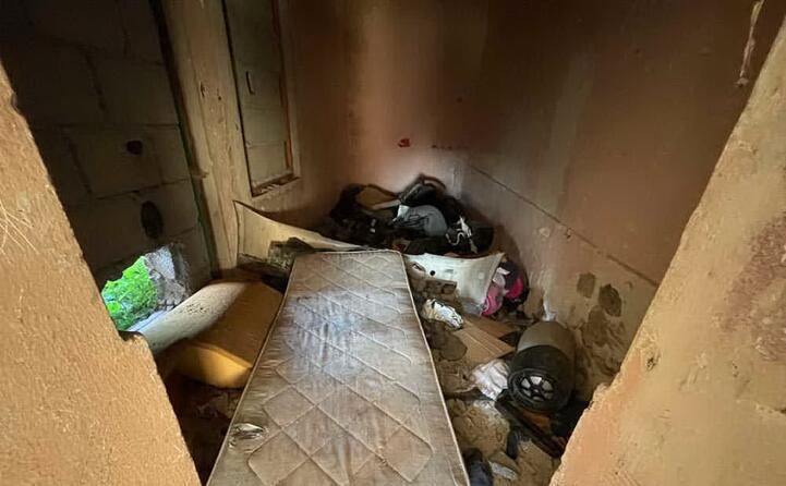 materassi e altri oggetti abbandonati