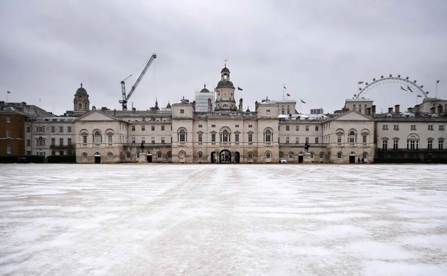 ghiaccio a londra (foto ansa epa)