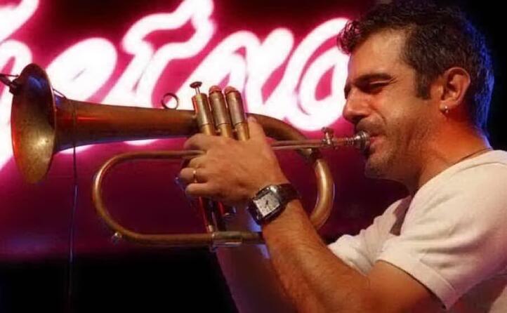 ha intrapreso gli studi musicali a undici anni