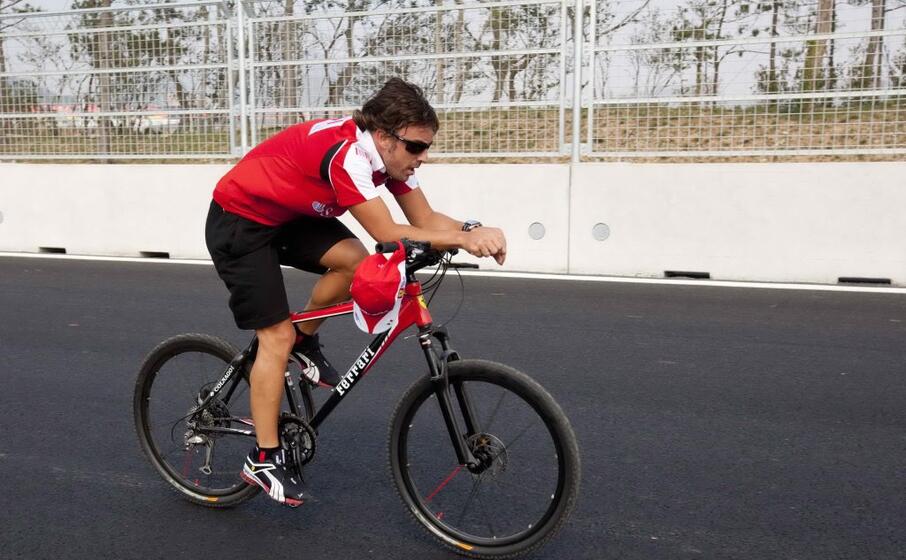 fernando alonso in bici (foto ansa epa)