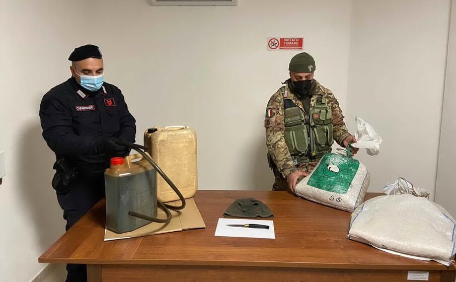 i carabinieri con la refurtiva (foto carabinieri)