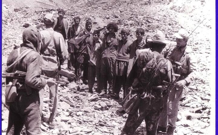 truppe sovietiche con prigionieri di guerra