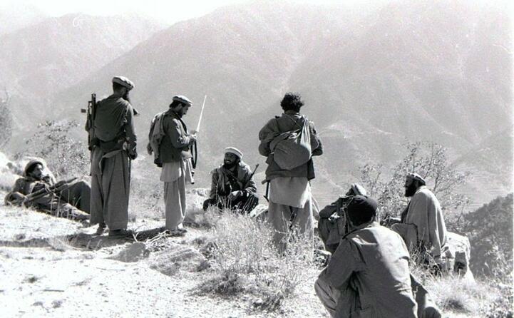 un gruppo di mujaheddin
