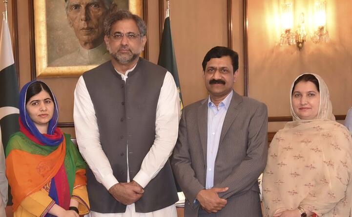 malala con i genitori e l ex premier pachistano (tutte le foto sono archivio l unione sarda)