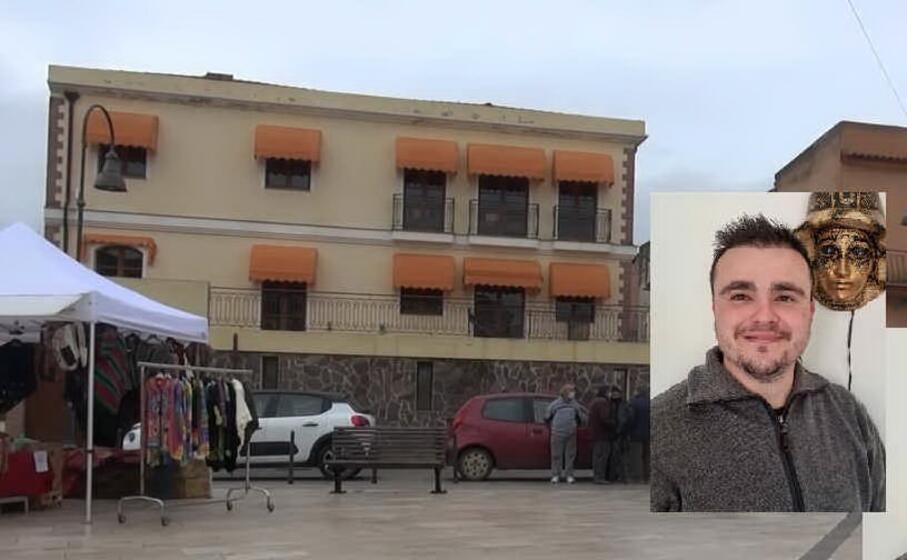 la piazza del mercato e sullo sfondo il centro di aggregazione sociale nel riquadro il vicesindaco salvatore deidda (foto loi)