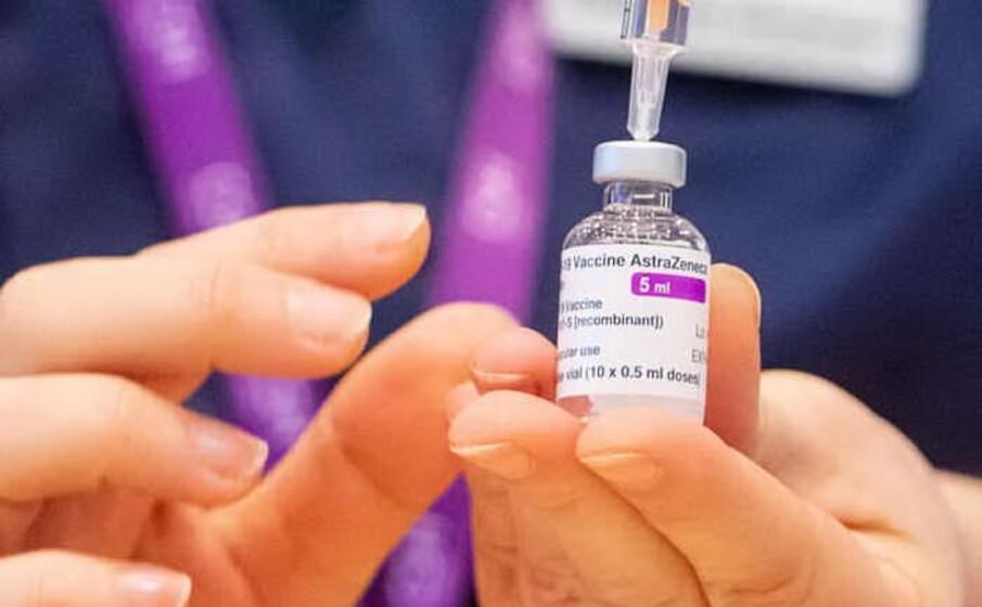 il vaccino astrazeneca (ansa)
