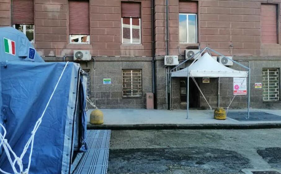 l ingresso del centro vaccinale (aou sassari)