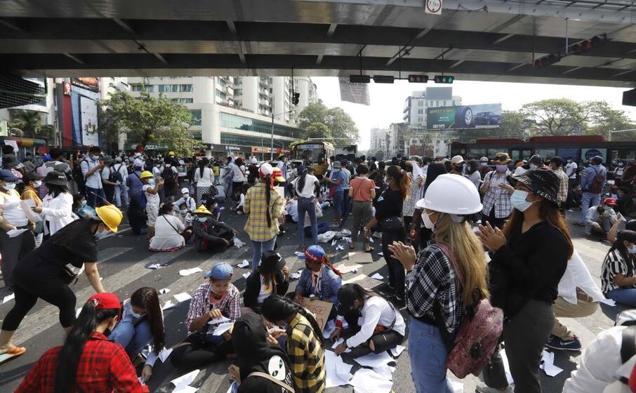 proteste a yangon (ansa)