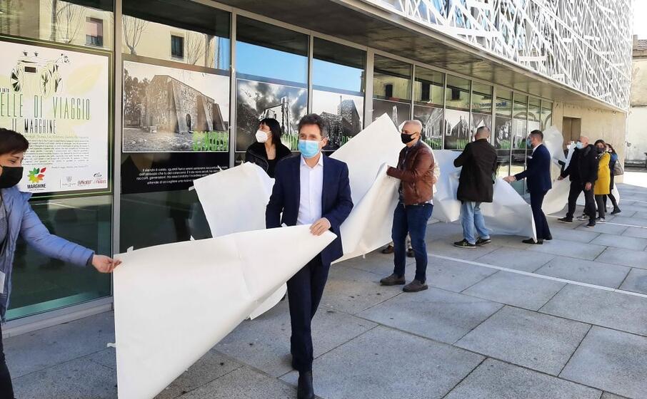in sindaci inaugurano la mostra (foto a nachira)