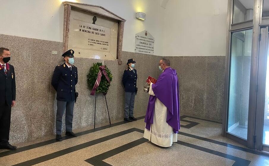 un momento della commemorazione in caserma a cagliari (tutte le foto sono della questura)