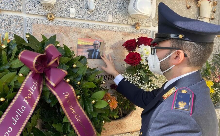 una corona per omaggiare il poliziotto maurilio vargiu