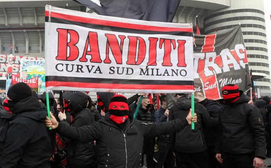 cartelloni fuori dallo stadio