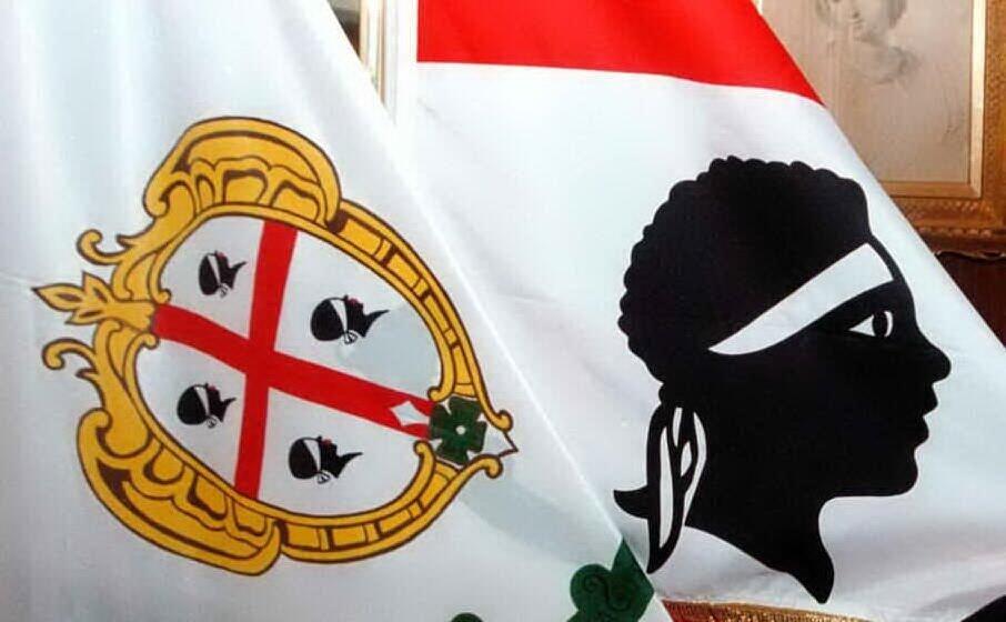 la bandiera con i 4 mori (ansa)