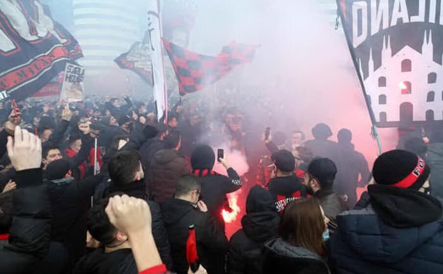 nessun distanziamento tra i tifosi