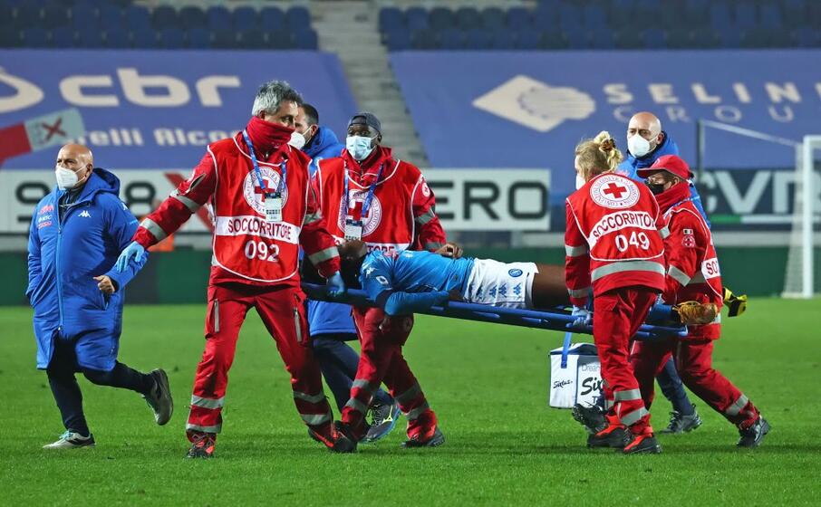 osimhen portato fuori dal campo (ansa)