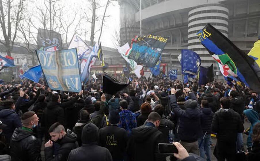 tifosi fuori dallo stadio milanese di san siro