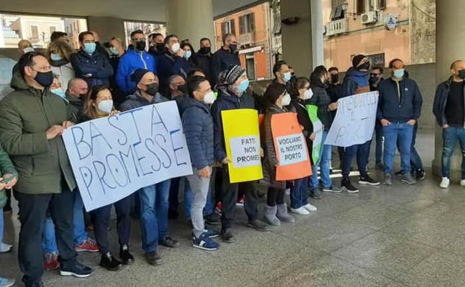 i lavoratori di porto canale (ansa)