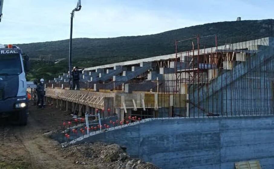 i lavori di realizzazione della tribuna del roccaruja (l unione sarda tellini)